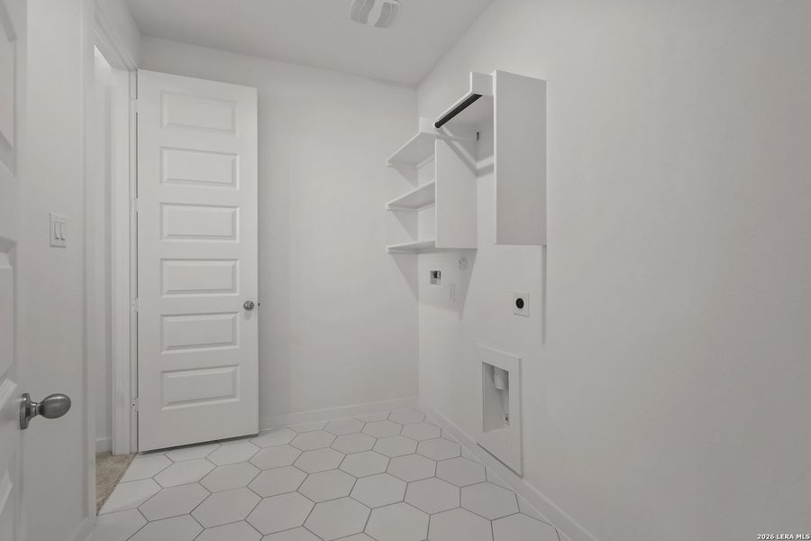 Spacious, unfurnished interior of a new home in Buffalo Crossing, Cibolo (Image 22).