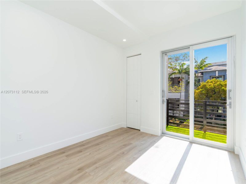 Spacious, unfurnished interior of a new home in , Fort Lauderdale (Image 20).