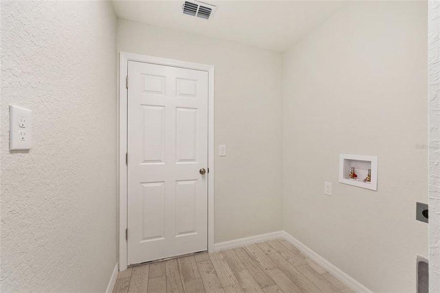 Spacious, unfurnished interior of a new home in , Ocala (Image 29).