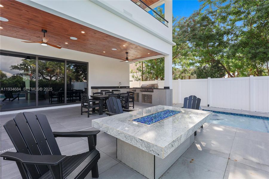 Exterior details and patio area of a home in , Fort Lauderdale (Image 18).