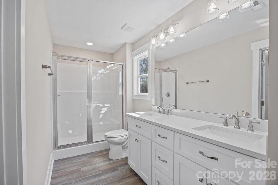 Primary en-suite bathroom