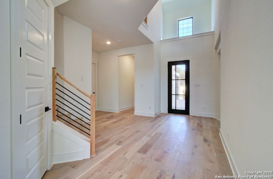 Spacious, unfurnished interior of a new home in Verandas at the Rim, San Antonio (Image 44).