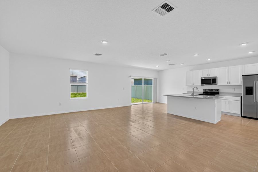 Spacious, unfurnished interior of a new home in Palm Wind, Hudson (Image 10).