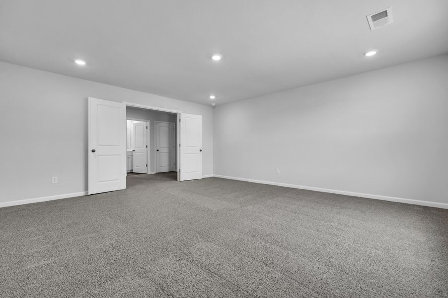 Spacious, unfurnished interior of a new home in Carolina Groves, Moncks Corner (Image 23).