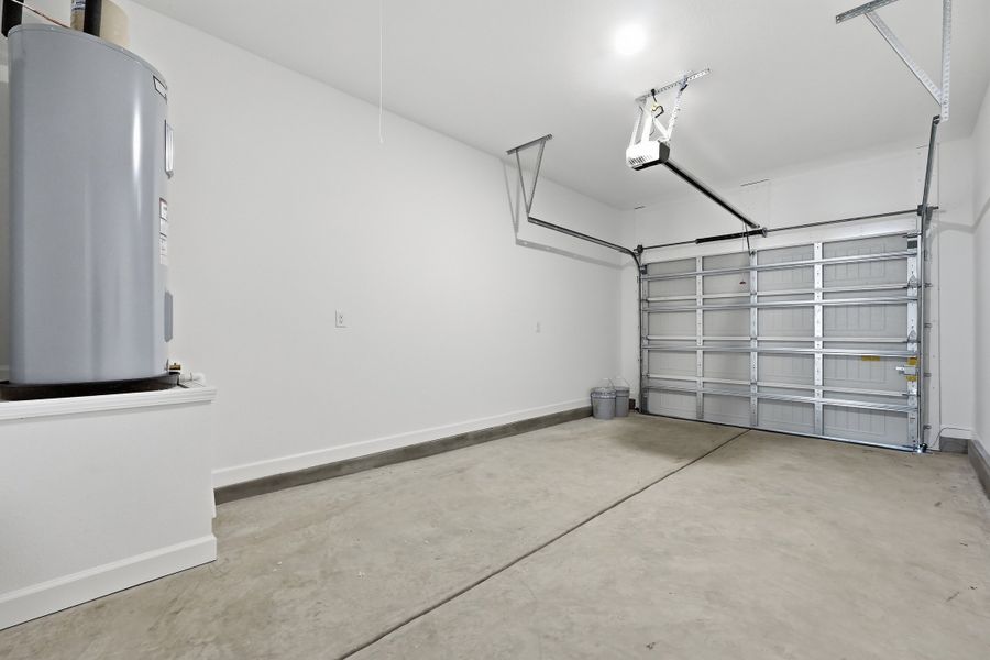 Spacious, unfurnished interior of a new home in Live Oak Cottages, Freeport (Image 21).