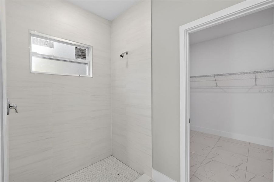 Spacious, unfurnished interior of a new home in , Port Charlotte (Image 20).