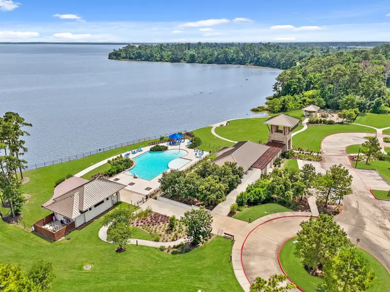 Community amenities in Bridges on Lake Houston Villas, Houston (Image 6).