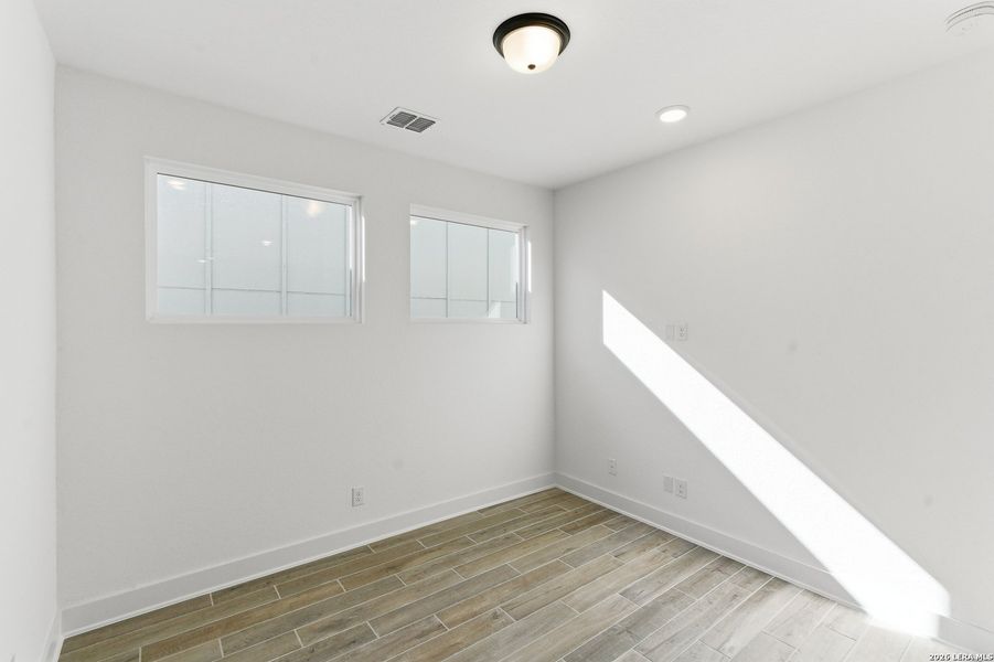 Spacious, unfurnished interior of a new home in Rose Hill, San Antonio (Image 30).