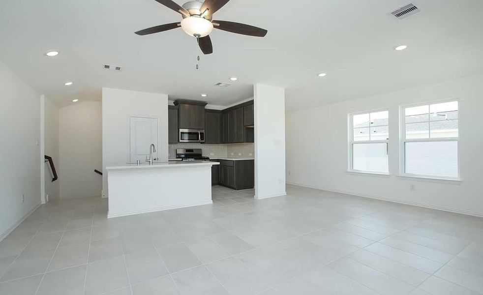 Spacious, unfurnished interior of a new home in Lexington Village, Missouri City (Image 11).