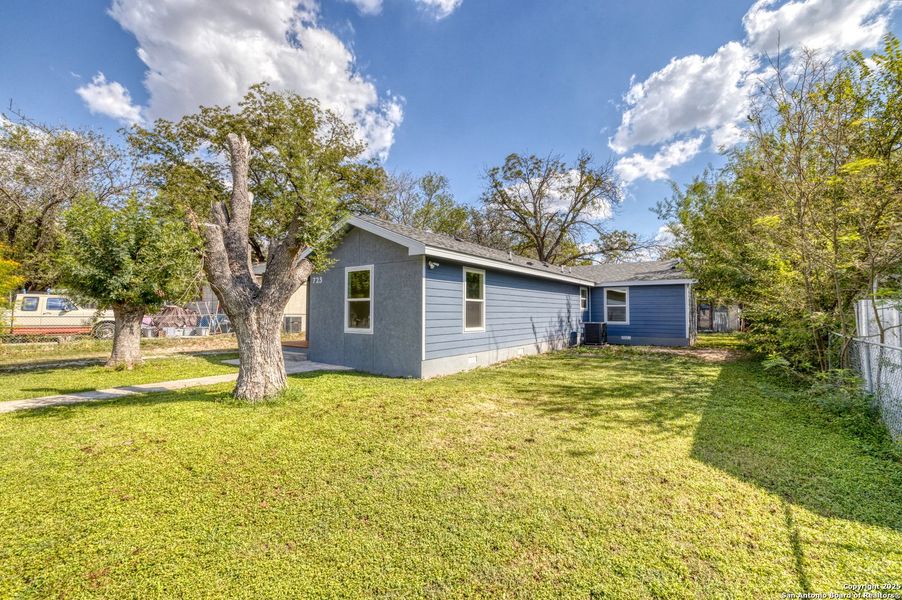 Exterior details and patio area of a home in , Uvalde (Image 17).