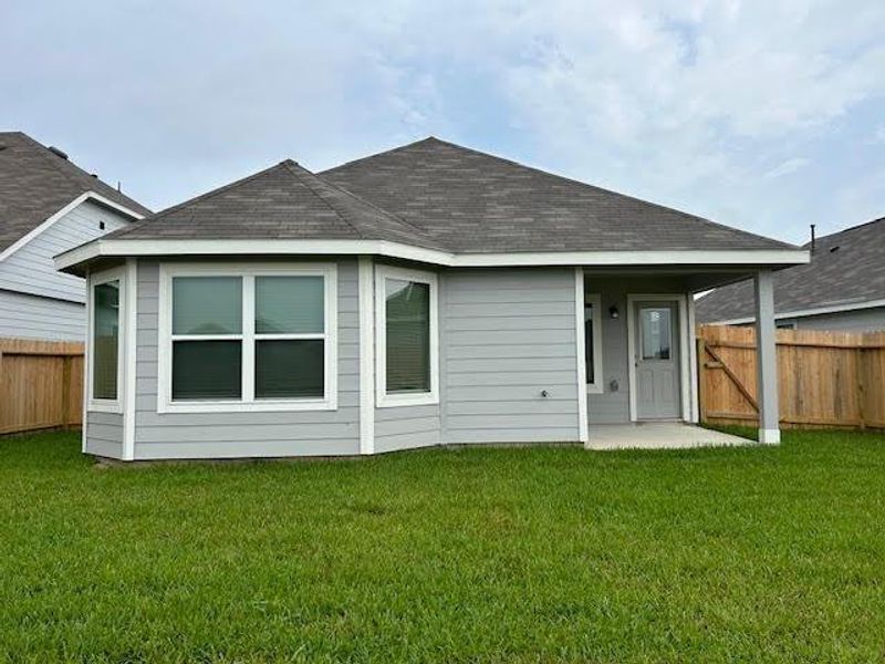 Exterior details and patio area of a home in Charleston Heights, Rosharon (Image 4).