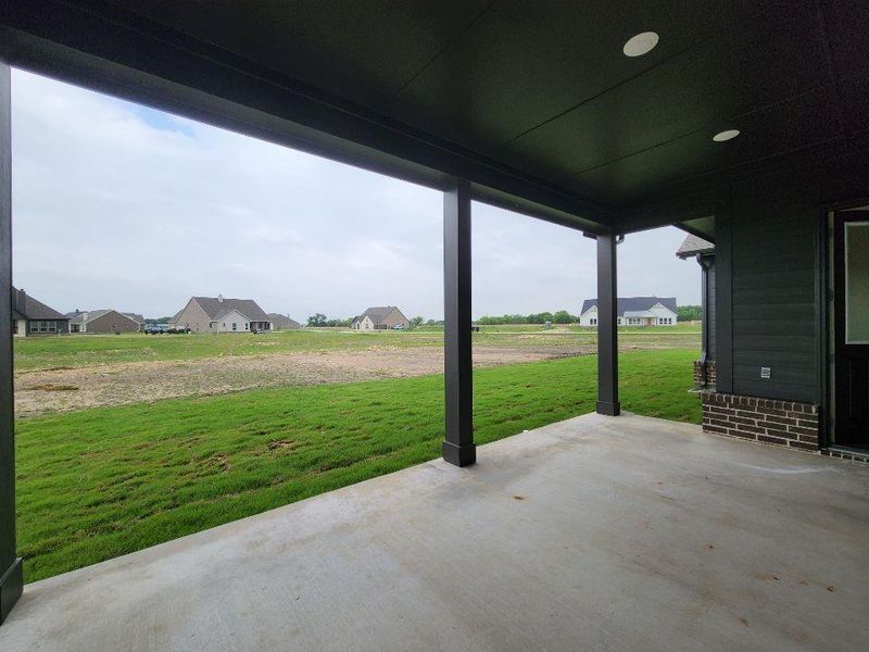 Exterior details and patio area of a home in Rocky Top, Krum (Image 3).