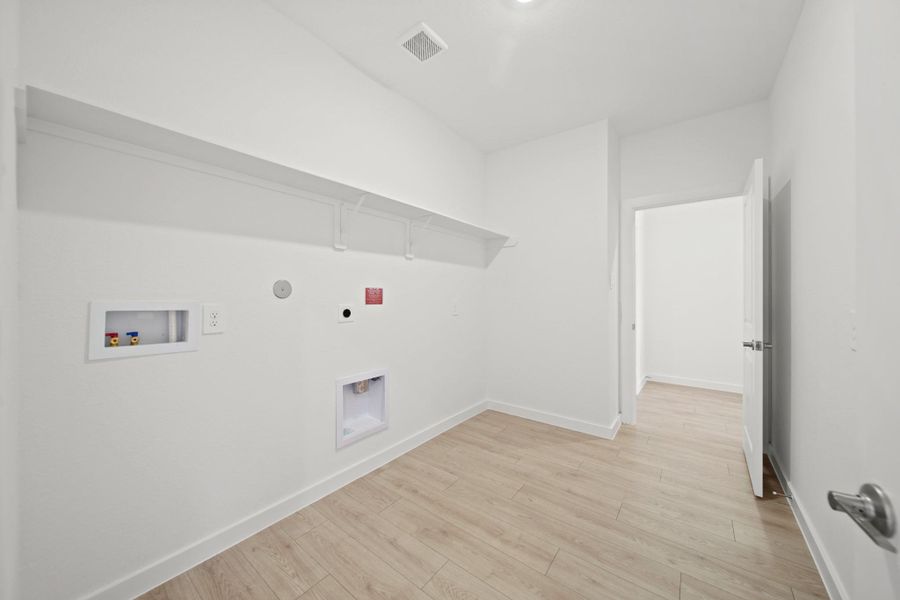 Spacious, unfurnished interior of a new home in Riverside Estates, Mont Belvieu (Image 17).