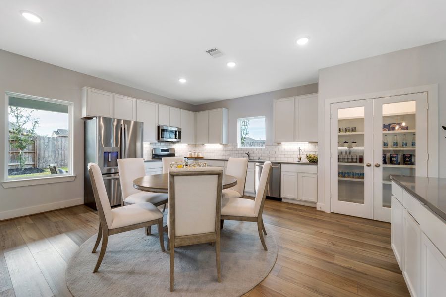 Furnished interior view inside a new home in Saddlebrook Estates, Waxahachie (Image 11). Furnished interior view inside a new home in Saddlebrook Estates, Waxahachie (Image 11).