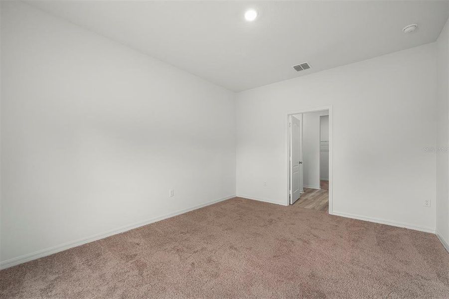 Spacious, unfurnished interior of a new home in Tula Parc, Astatula (Image 17).