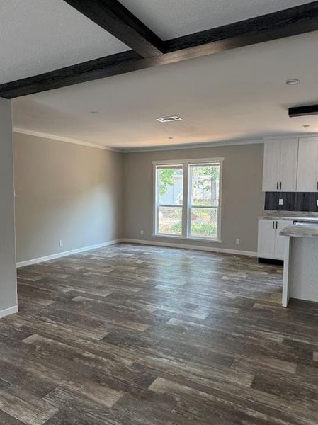Spacious, unfurnished interior of a new home in , Pelican Bay (Image 18).