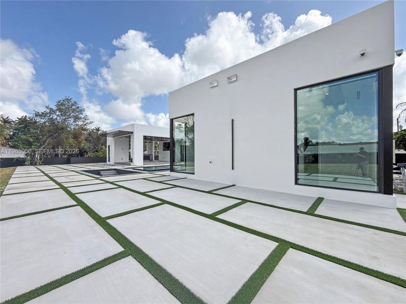 Exterior details and patio area of a home in , Miami (Image 31).