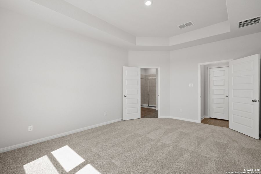 Spacious, unfurnished interior of a new home in Hunters Ranch, San Antonio (Image 21).