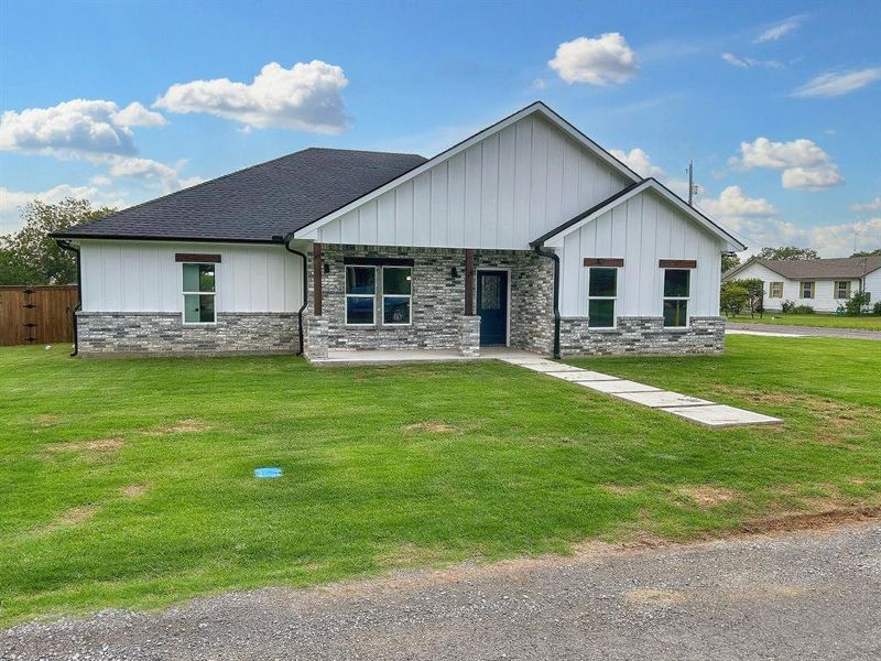 View of front of house with a front yard