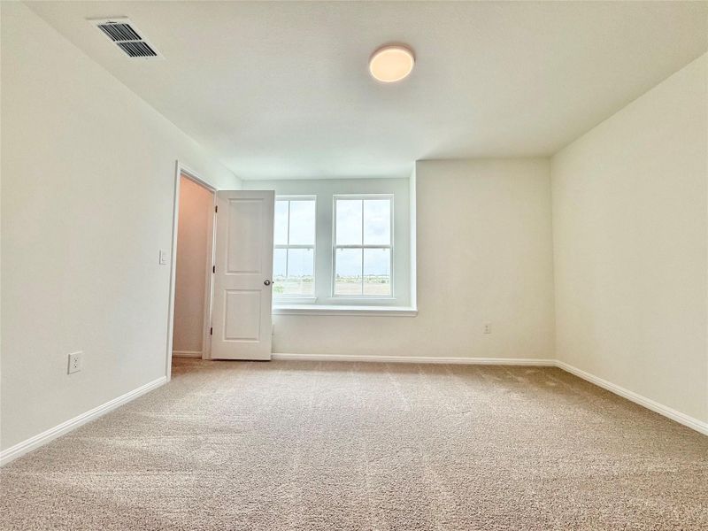 Spacious, unfurnished interior of a new home in Porter Country, Buda (Image 18).