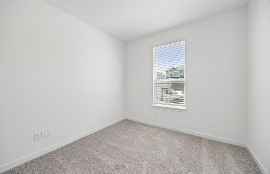 Spacious, unfurnished interior of a new home in Sunfield, Buda (Image 27).