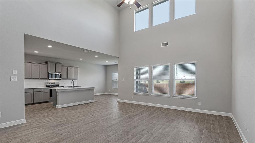 Spacious, unfurnished interior of a new home in Sandstone Estates, Granbury (Image 17).