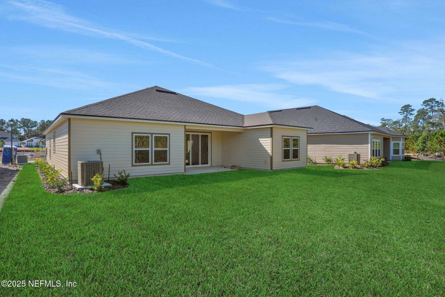 Exterior details and patio area of a home in Hyland Trail, Green Cove Springs (Image 4).