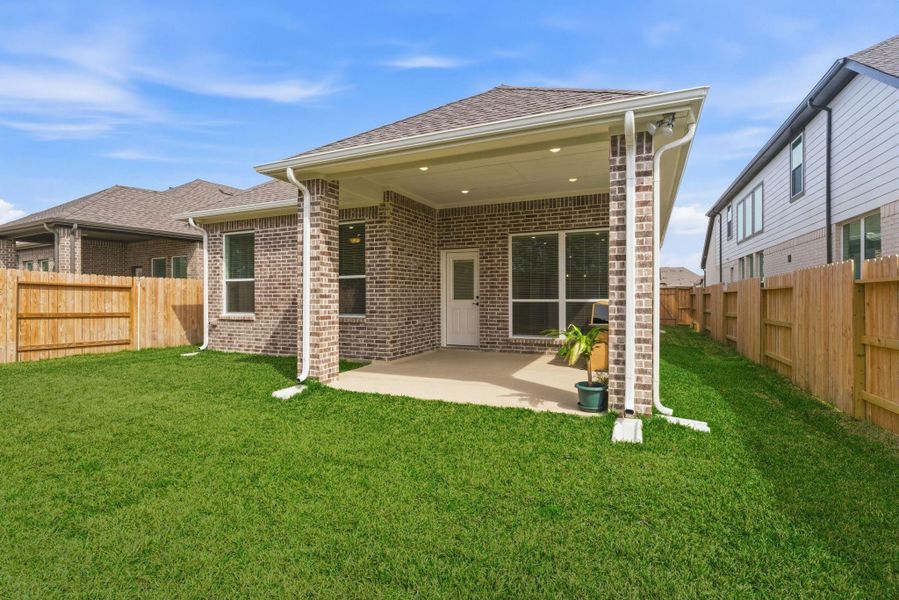 Exterior details and patio area of a home in Wood Leaf Reserve, Tomball (Image 21).