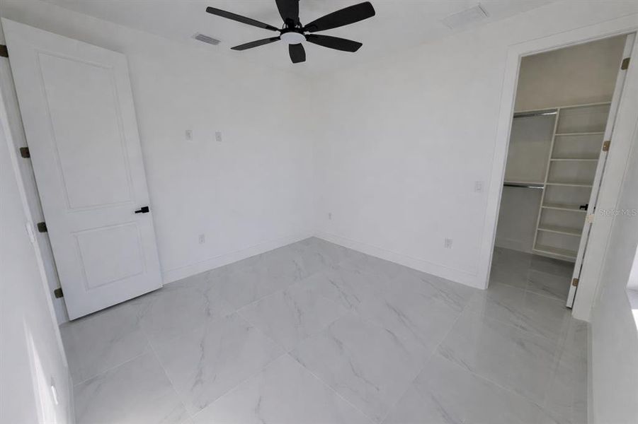 Spacious, unfurnished interior of a new home in , Cape Coral (Image 24).