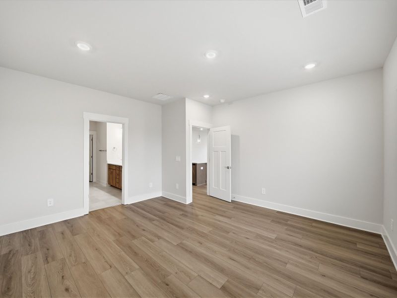 Spacious, unfurnished interior of a new home in Ashby Woods, Boiling Springs (Image 15).