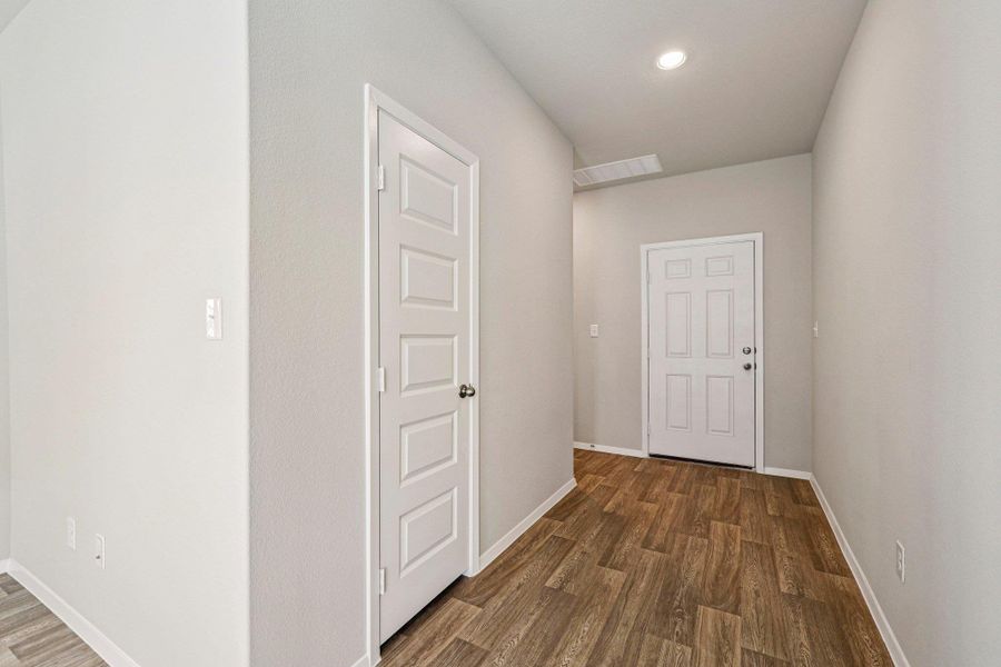 Spacious, unfurnished interior of a new home in Harvest Ridge, Elgin (Image 19).