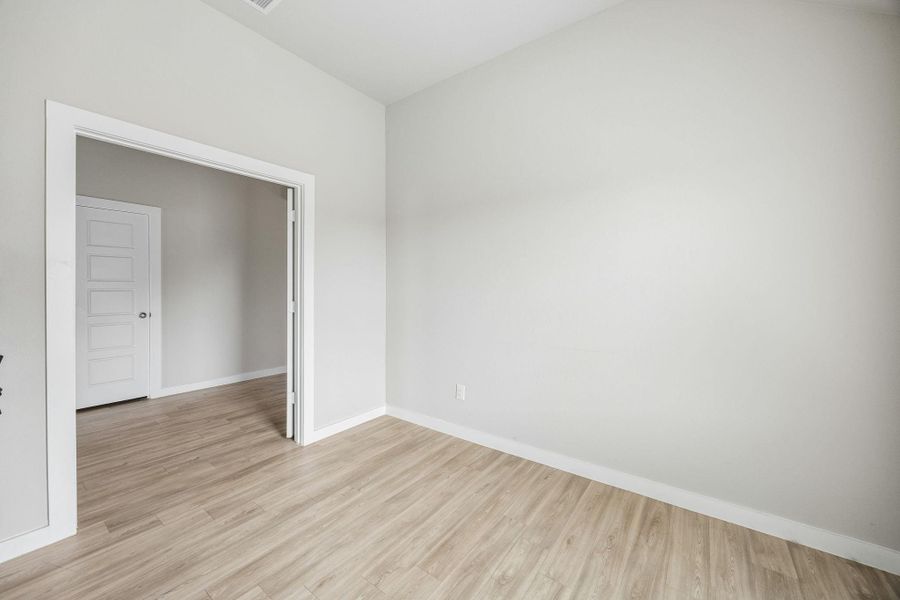 Spacious, unfurnished interior of a new home in Ambrose, La Marque (Image 16).