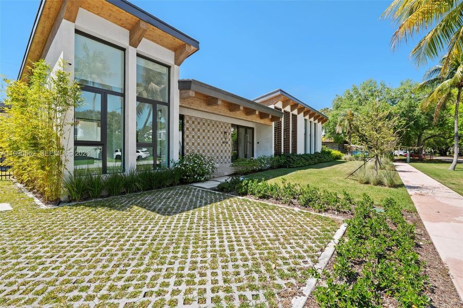 Exterior details and patio area of a home in , Coral Gables (Image 26).