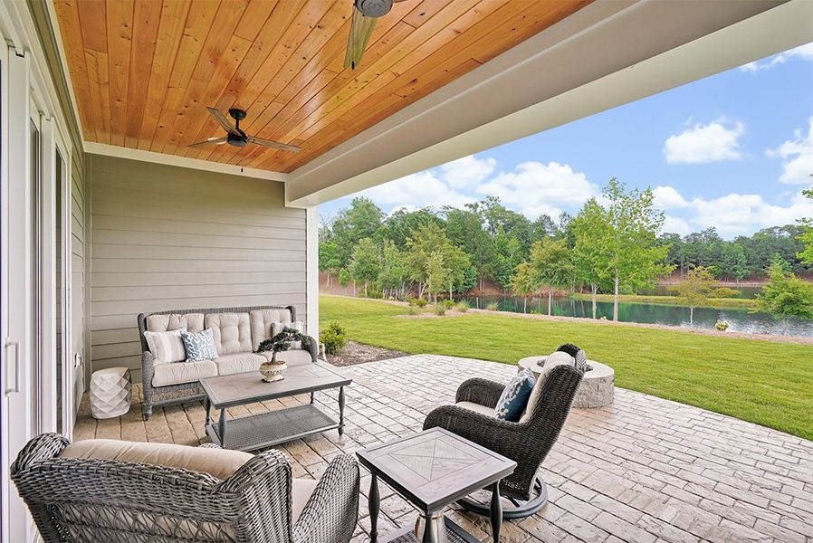 Lumina Island, Loggia