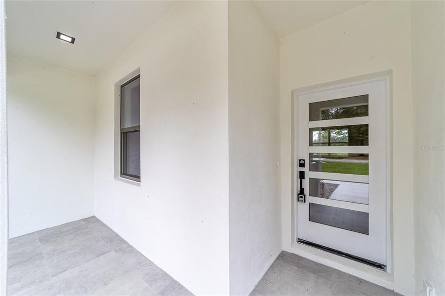 Exterior details and patio area of a home in , Ocala (Image 4).