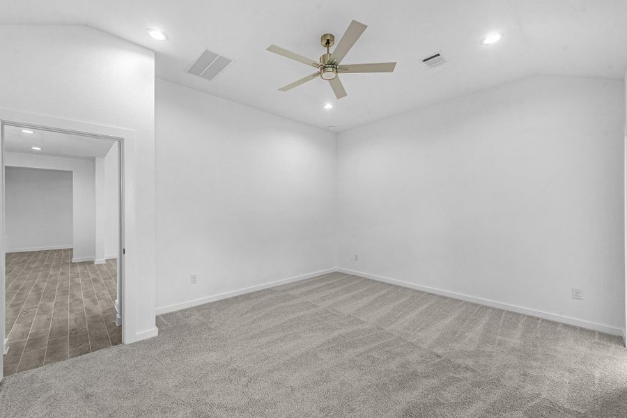 Spacious, unfurnished interior of a new home in Huntington Place, Rosharon (Image 26).