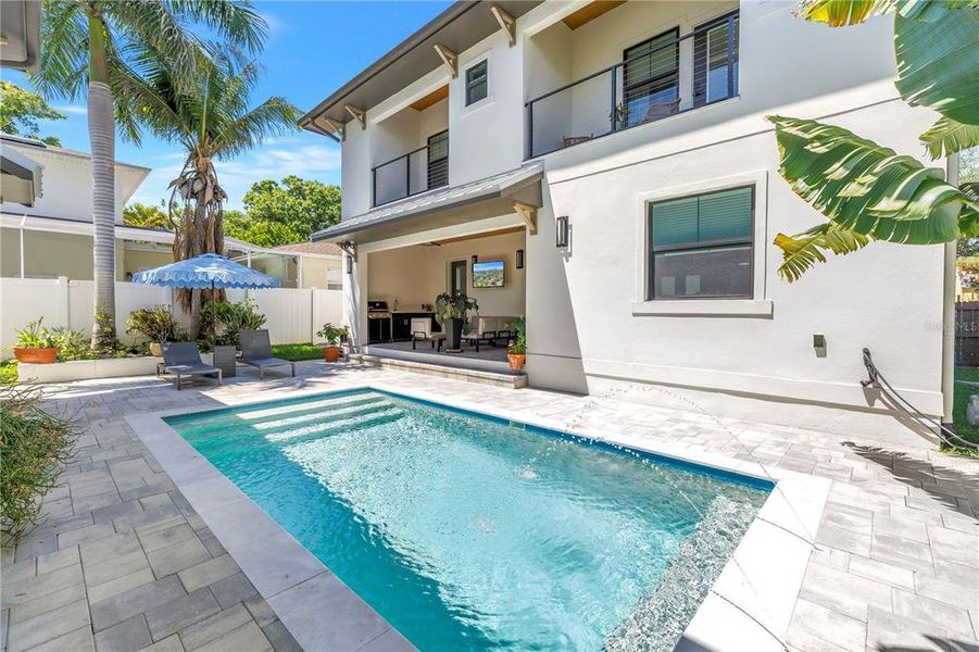 Exterior details and patio area of a home in , St. Petersburg (Image 22).
