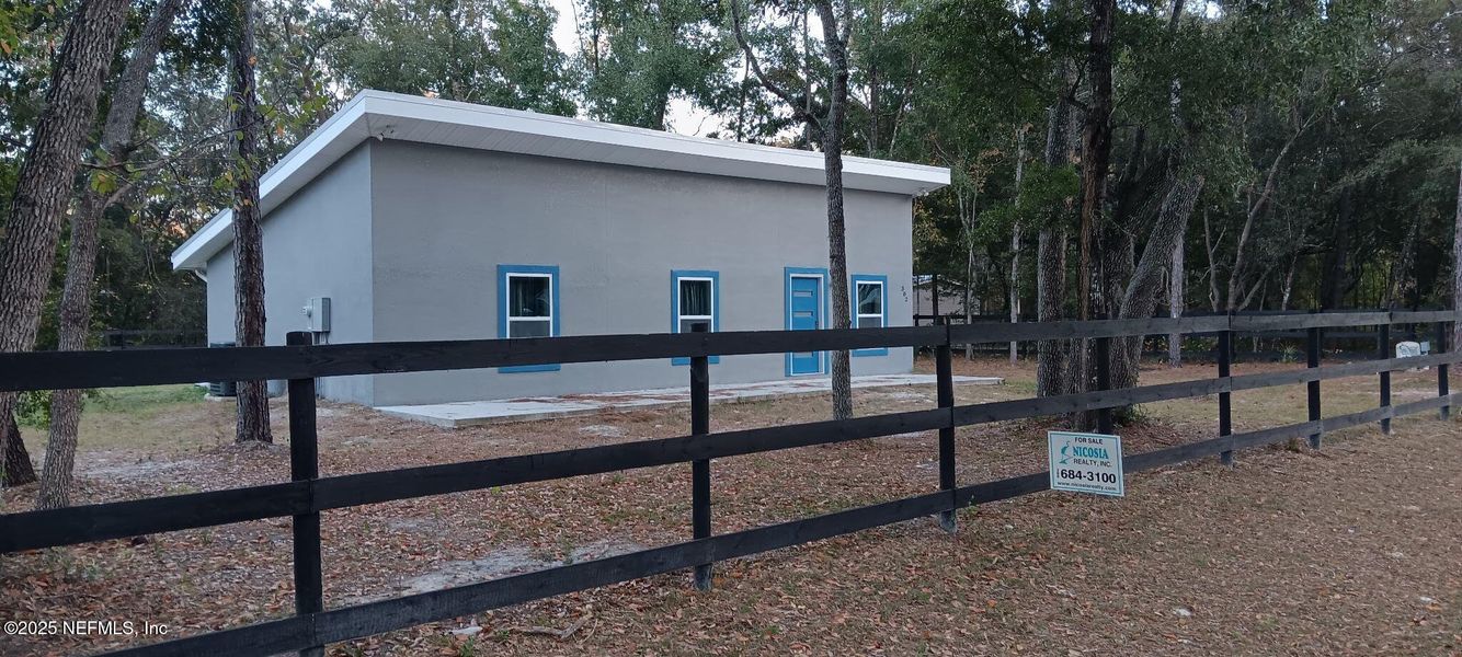 Exterior details and patio area of a home in , Interlachen (Image 17).