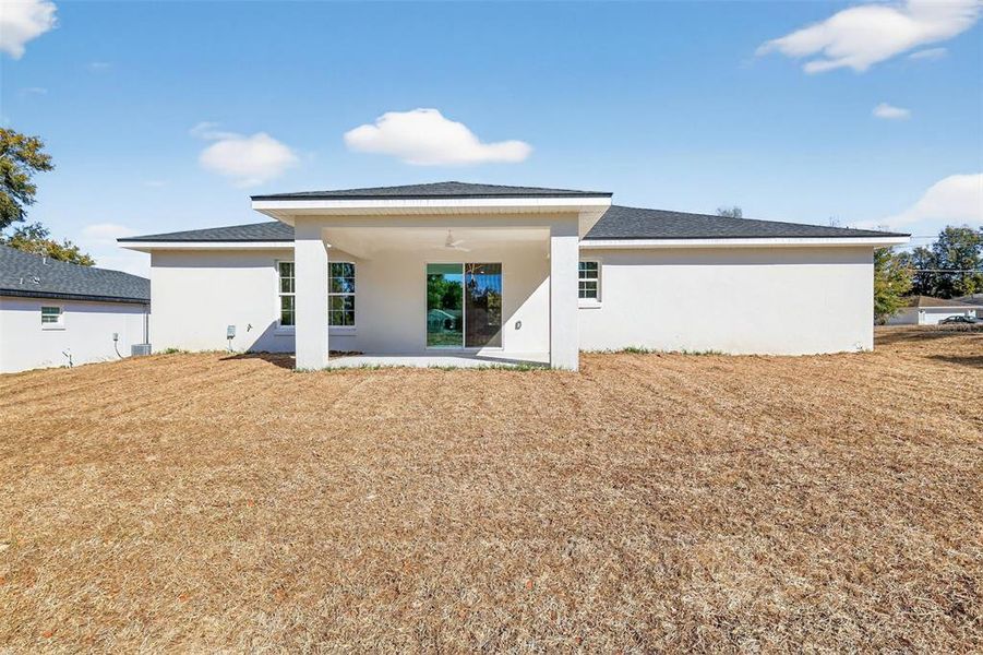 Exterior details and patio area of a home in , Dunnellon (Image 4).