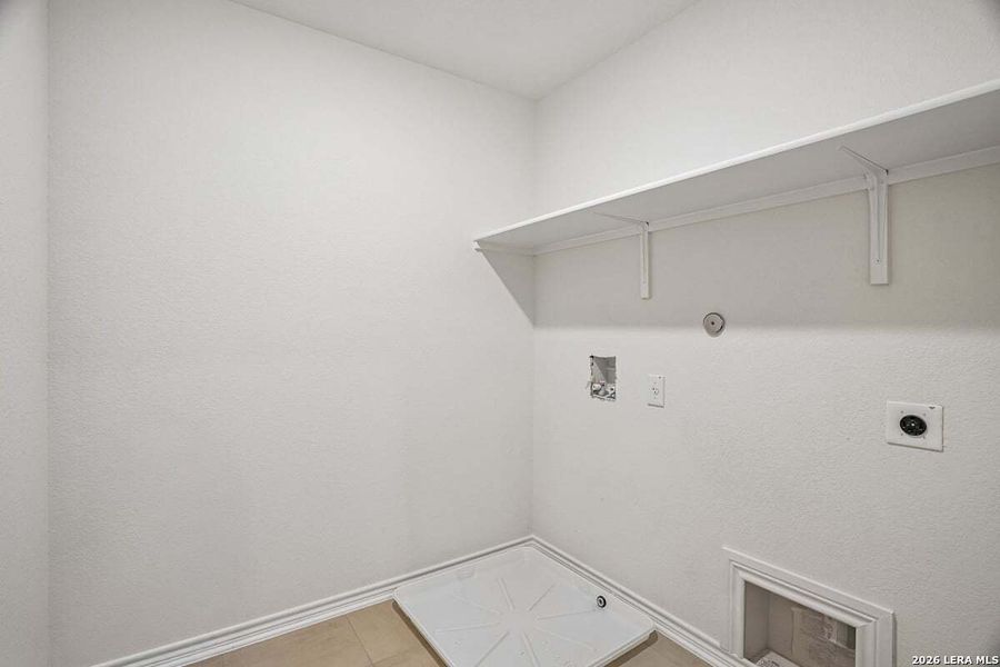 Spacious, unfurnished interior of a new home in Medina Crossing, Von Ormy (Image 27).
