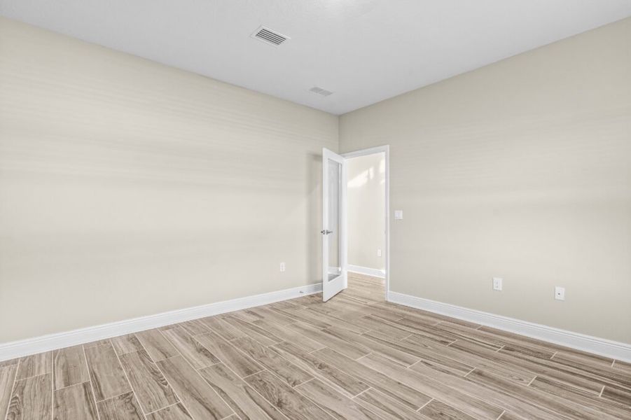 Spacious, unfurnished interior of a new home in Lake Merial, Panama City (Image 19).