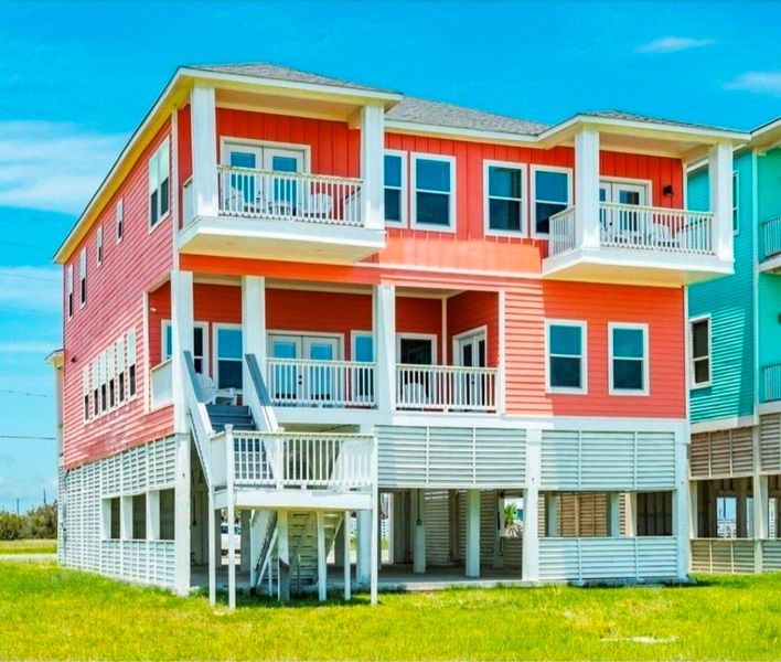 Exterior details and patio area of a home in , Galveston (Image 24).