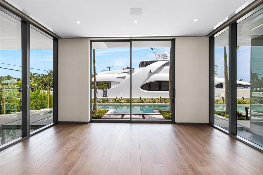 Spacious, unfurnished interior of a new home in , Fort Lauderdale (Image 22).