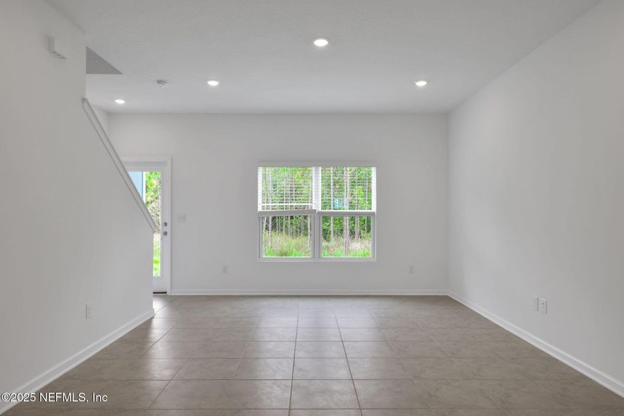 Spacious, unfurnished interior of a new home in Atlantis Pointe, Middleburg (Image 13).