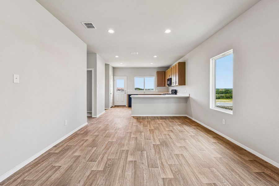 Spacious, unfurnished interior of a new home in Cloverleaf, Austin (Image 26).