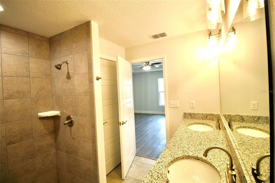 Spacious, unfurnished interior of a new home in , Ocala (Image 30).