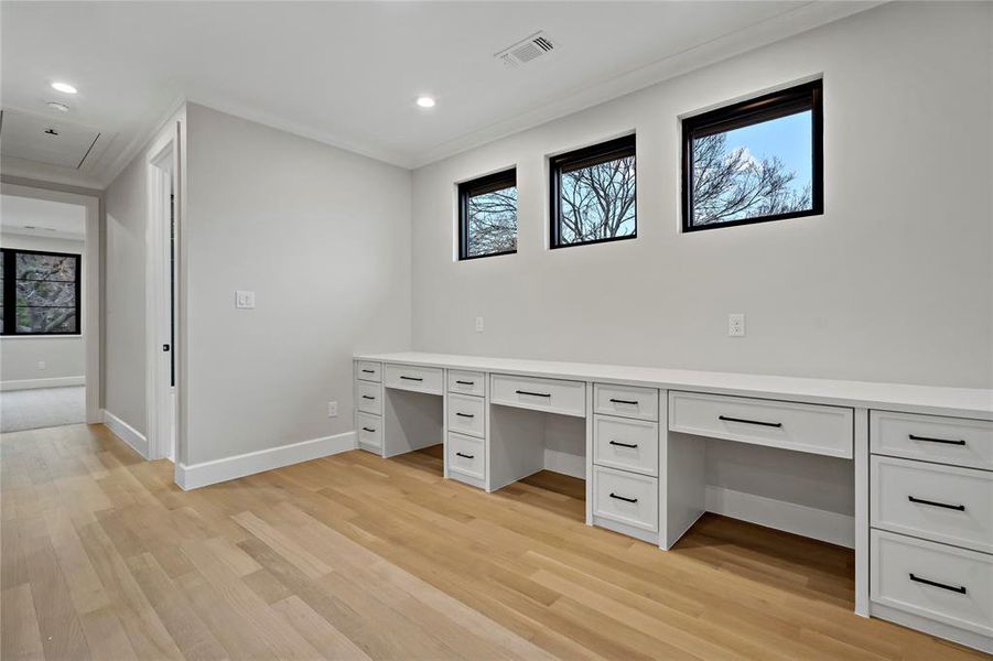Loft with 3 built in desks
Kids will want to do the homework here!