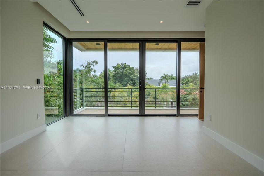Spacious, unfurnished interior of a new home in , Fort Lauderdale (Image 16).