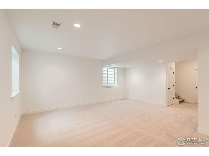 Spacious, unfurnished interior of a new home in Barefoot Lakes, Longmont (Image 16).