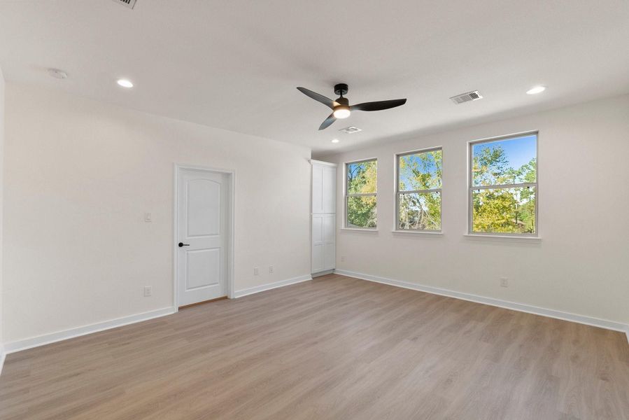 Spacious, unfurnished interior of a new home in , Willis (Image 33).